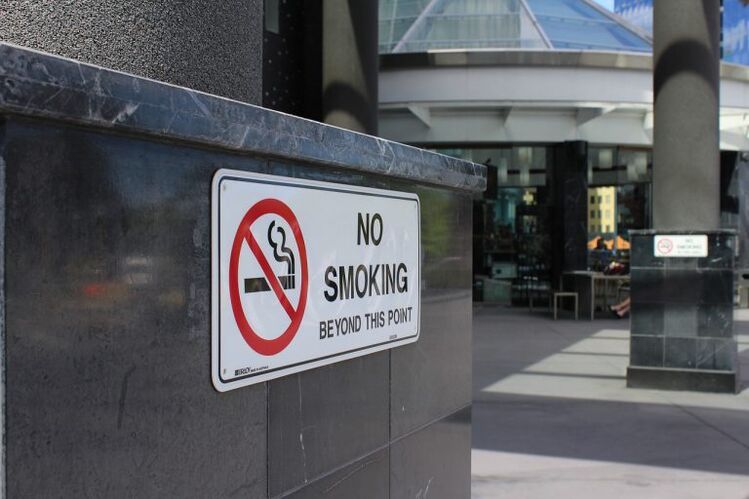draudimas rūkyti viešose vietose skatina mesti rūkyti