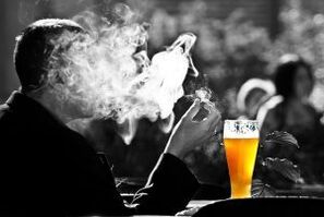 gerti alkoholį skatina norą rūkyti
